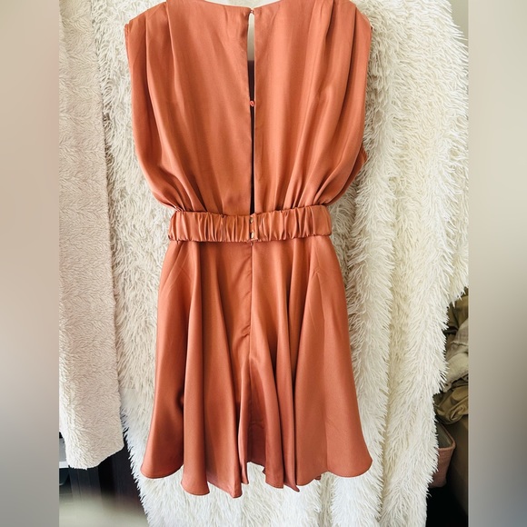 Flowy mini rust colored dress with belt - Picture 3 of 6